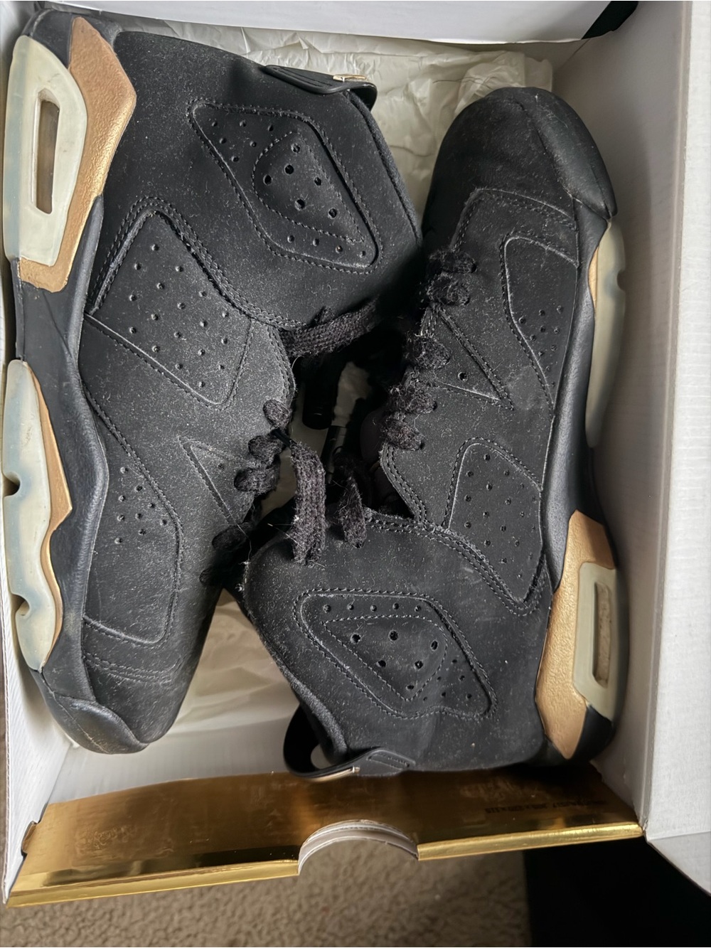 Jordan Men’s Black and Gold Retro Basketball Sneakers